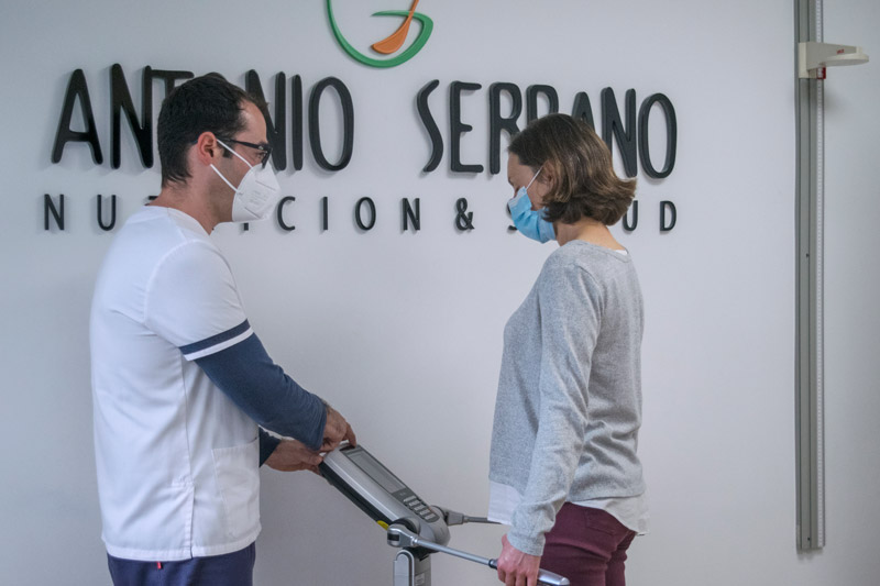 Antonio Serrano pesando en báscula a paciente de nutrición